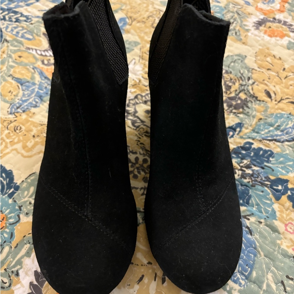 Tom’s Black Suede Wedge Size 6 Brand New
